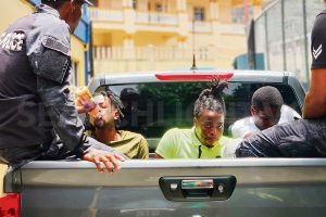 Uomini rinviati a giudizio per accuse di possesso illegale di armi e munizioni